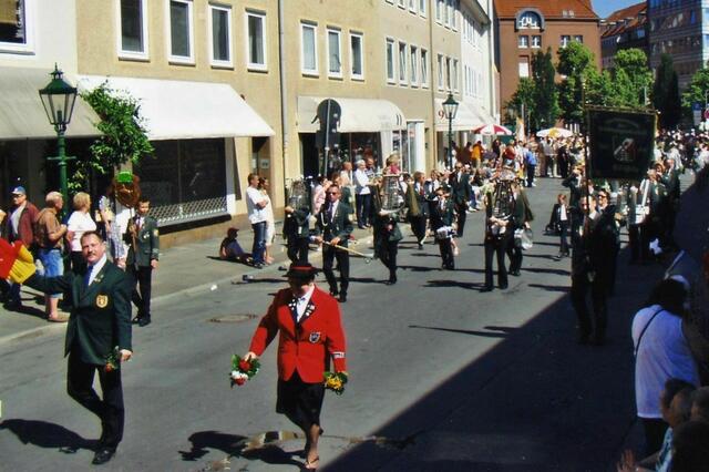 Ausmarsch der Bothfelder Schützen durch die Innenstadt von Hannover (große Schützenfest in der ersten Julitagen), 2006. Auch folgende Fotos.