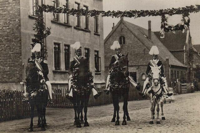 Schützenfest 1920. Die vier Berittenen Karl Tiedke, Heinrich Kaufmann, Walter Werhahn und Karl Knieriem in der Dreihornstraße. Foto: Werhahn