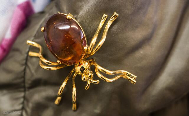 Edles Getier an der Jacke der Dame in der Information.