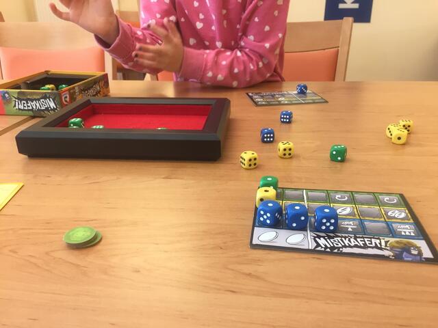 Hier wird bei Mistkäfer von Schmidt Spiele gewürfelt