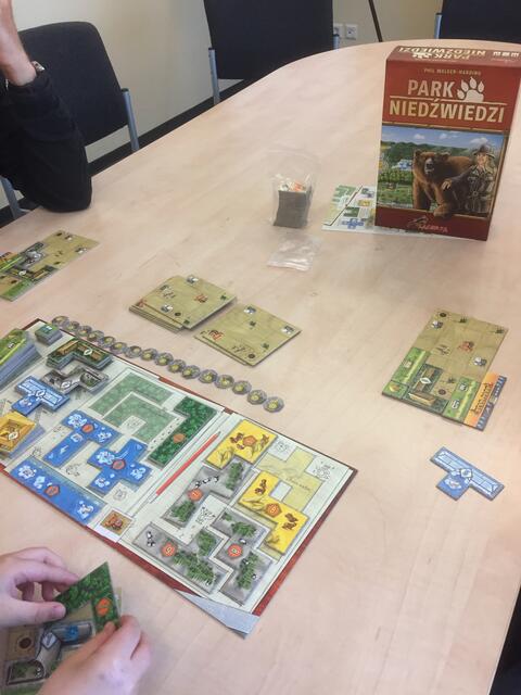 Bärenpark von Logout Spiele. Der Verlag hatte kein deutsches Exemplar mehr, deshalb brachte Grzegorz sein polnisches mit!