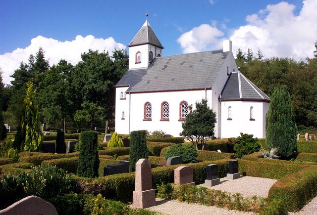Eine kleine "Perle" auf dem Weg zum Vejers Strand (durch das "Ballerland" :-) . Die  Boersmose Kirke am Kaergärdsveg.