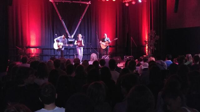 Acoustic Pop und Rock gab es von der genialen Band John Garner.