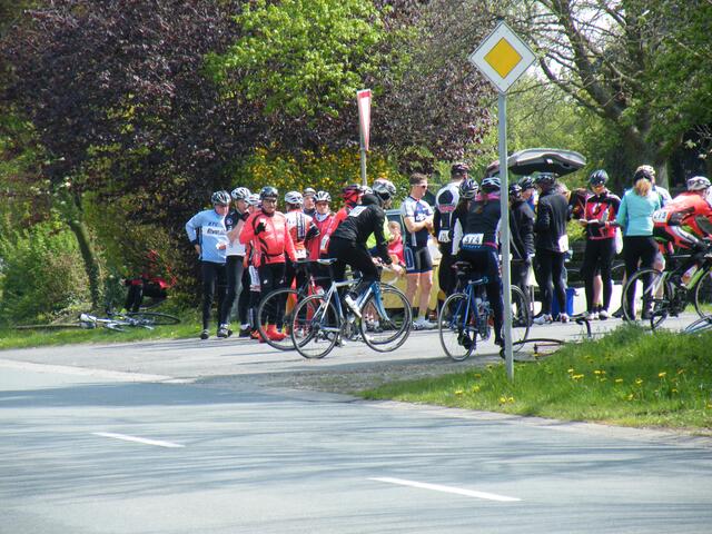 7. Wie immer - Radrennfahrer in Holtensen.