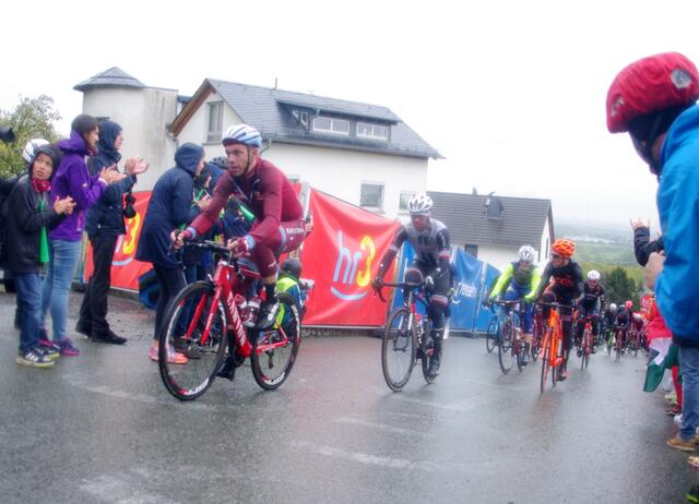 Der deutsche Zeitfahrmeister Tony Martin (Katjuscha-Alpecin) arbeitet derweil an der Spitze des Feldes für seinen Kapitän Kristoff.
