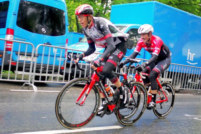 Simone Petilli (ITA, Emirates) und John Degenkolb (GER, Trek-Segafredo) bei ihrem Fluchtversuch bei der vierten Überquerung. Die aus dieser Flucht hervor gegangene Gruppe konnte sich noch bis Eschborn vor dem Feld halten, musste sich letztlich aber der Übermacht von Bora und Katjuscha geschlagen geben.