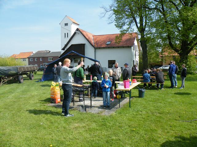 4. Es gibt Leckeres vom Grill.