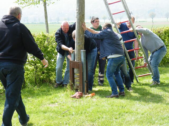 13. dto. ; rein mit dem Sicherungsbolzen.