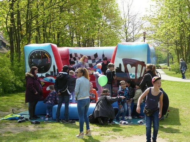 Eine Hüpfburg kommt immer gut an.