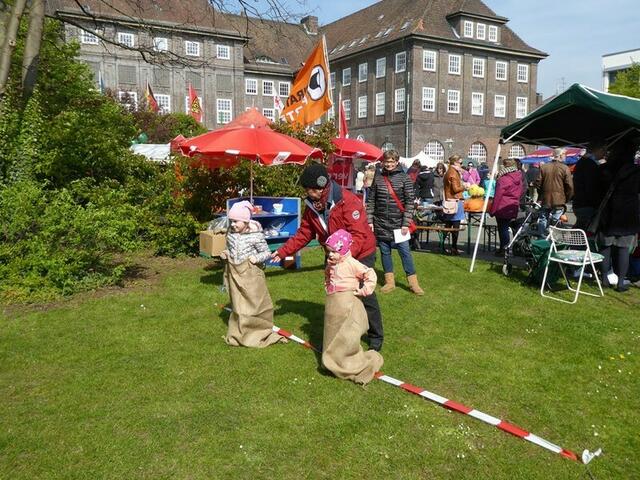 Sackhüpfen und Eierlaufen