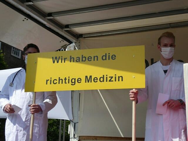 Wir haben die richtige Medizin.  / DGB Jugend mit dem Sketch zum Thema Rente