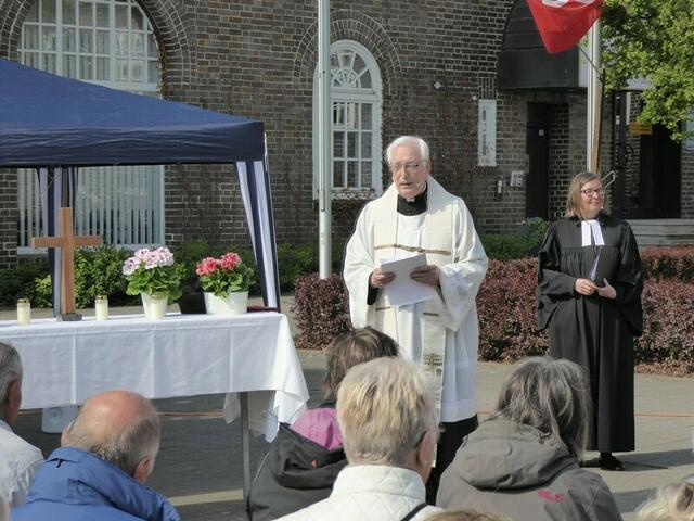 Andacht mit Pfarrer Roman Blasikiewicz und Beate Gärtner