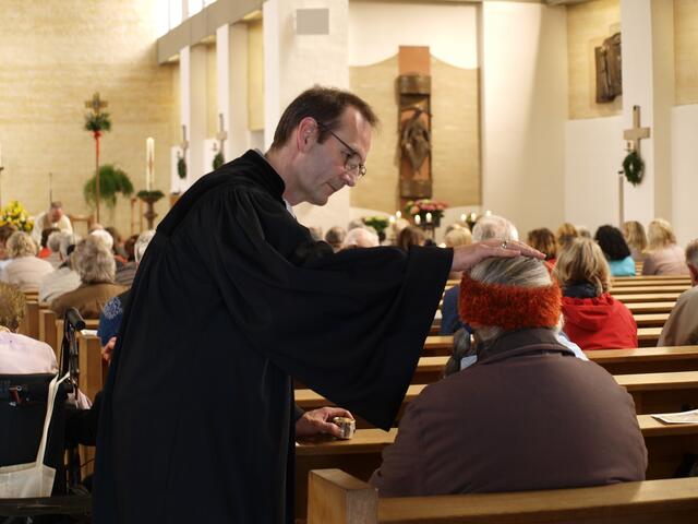 Mit der Krankensalbung spenden die Geistlichen (hier Pfarrrer Thomas Bachmann) beim ökumenischen Gottesdienst Kraft