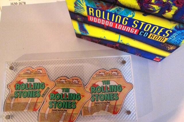 Oben die CD-ROM Voodoo Lounge, das 20. Studio–Album der Rolling Stones (1994) und unten drei Eintrittskarten für die beiden Konzerte im Jahre 1982 in München und Frankfurt am Main (Europa-Tournee).
