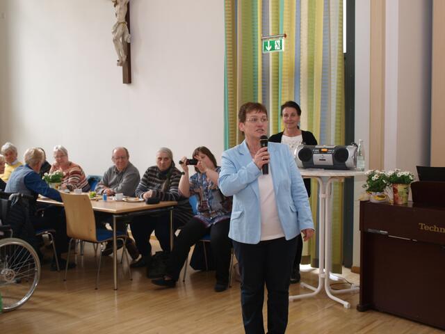 Geschäftsführerin Gudrun Jansen begrüßt die Festgäste