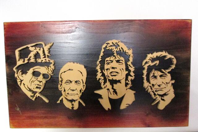 Holzschnitt eines französischen Künstlers, der von links  Keith Richards, Charlie Watts, Mick Jagger und Ronnie Wood zeigt.