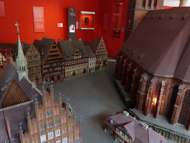 Der Marktplatz an der Marktkirche vor dem Krieg. Links das Alte Rathaus. (Modell im Historischen Museum.)