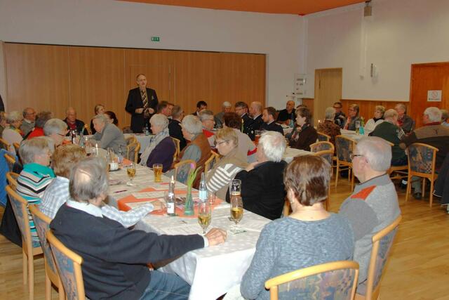 Blick in den vollbesetzten Saal des Restaurants „Goldene Aue“.