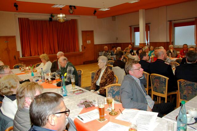 Blick in den vollbesetzten Saal des Restaurants „Goldene Aue“.