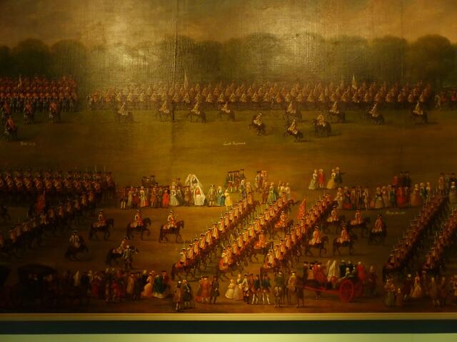 Aber auch schon ein Jahrhundert davor wurde der Kronsberg bei Bemerode zu Militärparaden genutzt, wie es dieser Ausschnitt aus einem sechs Meter breiten Gemälde im Historischen Museum zeigt.