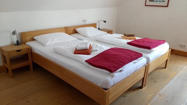 das war unser Zimmer - allerdings sehen nicht alle Zimmer so aus. Da mein Mann über 2m groß ist, wünschen wir uns mit offenem Fußteil - davon gibt es nicht all zu viele.