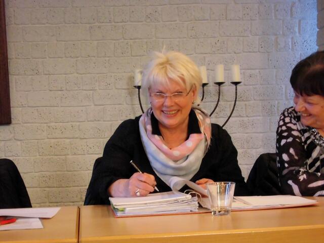 . . .Kassenwartin Steffi Bauer,mi. und Marita Könnecke,re. . . .
