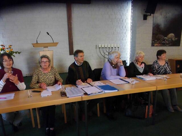 . . . der alte Vorstand vom Verein "Benefizz" am Vorstandstisch in der Landeskirchlichen Gemeinschaft in Burgdorf . . .