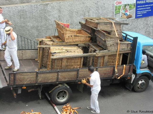 Verladung der Schlitten zum Transport nach oben.