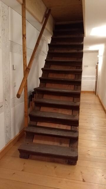 Keine Angst, das ist eine historische Treppe - hier geht man nicht mehr lang, aber mir gefiel sie. Der Weg an der Treppe vorbei führt zum Internet Cafe und Bibliothek