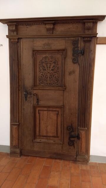 Es gibt viele historische Türen - die können unterschiedlichste Höhen haben, oft auch sehr niedrig.