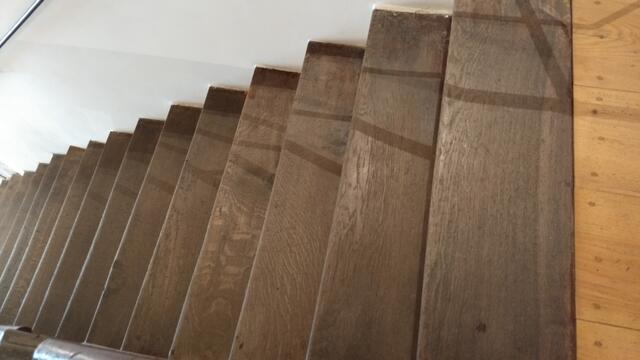 ein Sonderfall - diese Treppe wird zwar noch begangen - steht aber auch Warnschild dabei, dass man vorsichtig geht. Führt zum Comuterraum für Kurse. Die anderen Treppen sind schon moderner und nicht so steil.