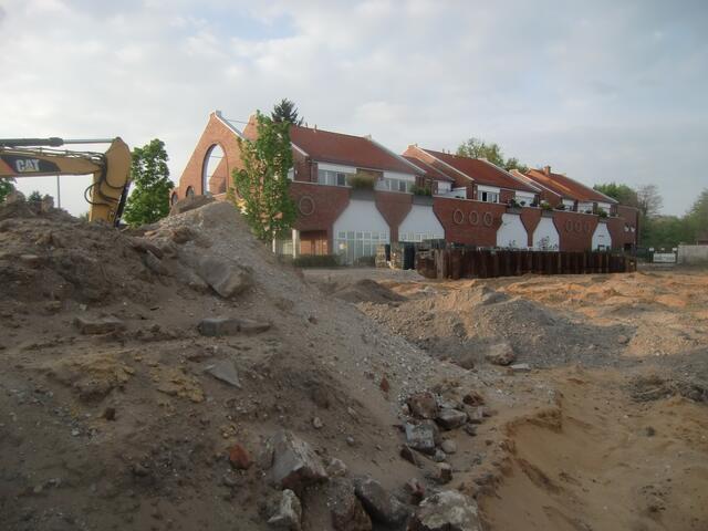 Umfangreiche Erdbewegungen...Werden hier Artefakte des Urnenfriedhofes zerstört? Warum wird hier nicht eine archäologische Untersuchung vorgenommen ?