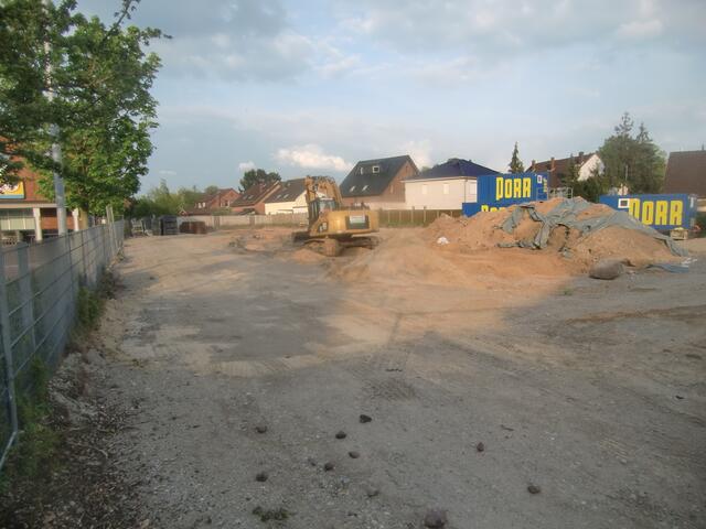 Jetziges Baufeld linker Hand käme der Edeka-Markt, danach die St.Anna-Kirche