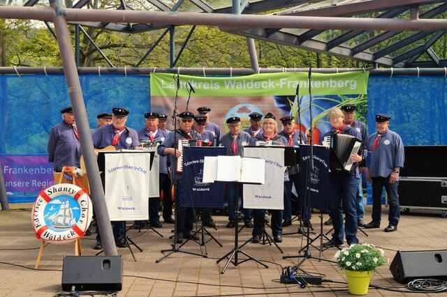 Pünktlich tritt der Shanty-Chor Edersee an und begeistert mit schönen Seemannsliedern