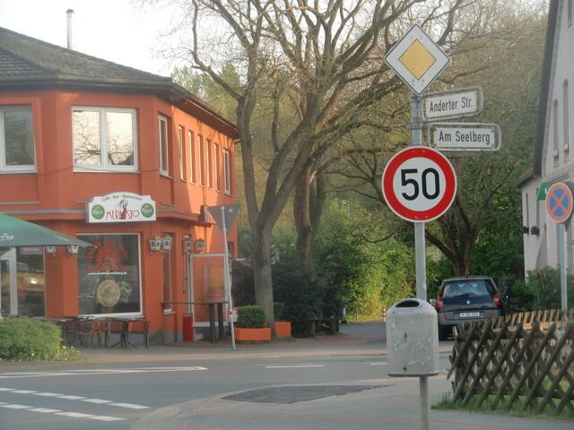 Gegenüber ehemals Möbelhaus Stöwe, jetzt Restaurant und Kneipe Mephisto