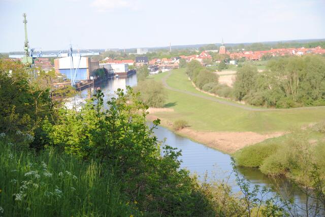 Blick nach Boizenburg mit den großen Werfthallen.
