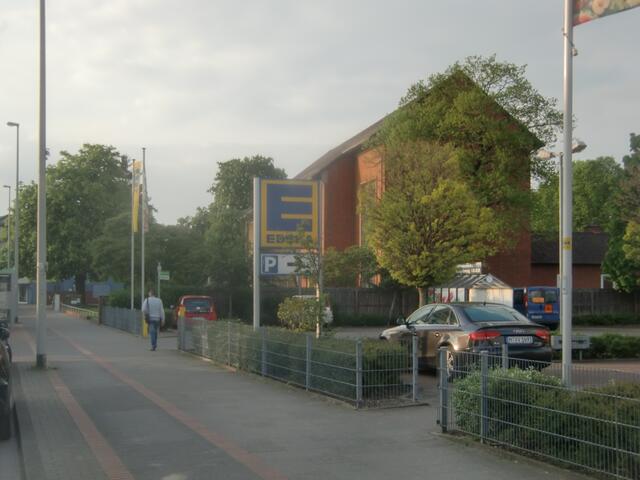 Blick vom Baufeld zum EDEKA-Parkplatz und St.Anna-Kirche