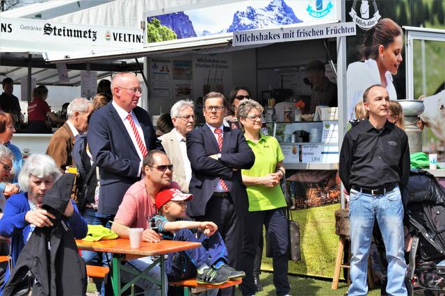 Auch Vertreter des Hauptsponsors sind im "Tagesdienstanzug" neben den der Gemeinde angereist