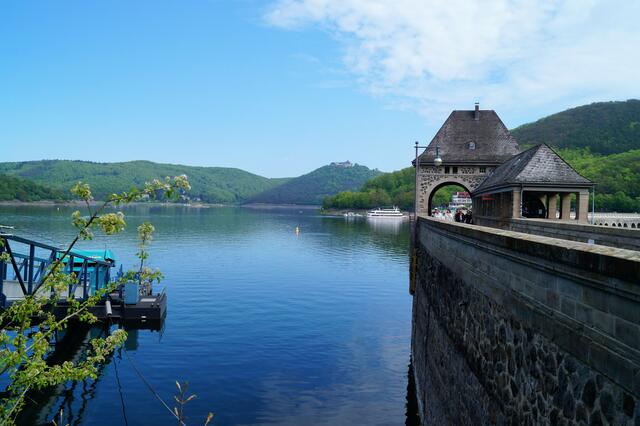 Ein Blick über die Sperrmauer und den Edersee bis Schloß Waldeck muß auch drin sein.