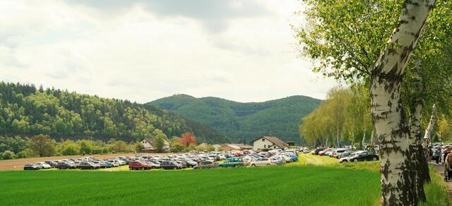 Die Parkplätze, auch die zusätzlich eingerichteten, sind voll! Es wird Zeit, dass wir Platz machen.