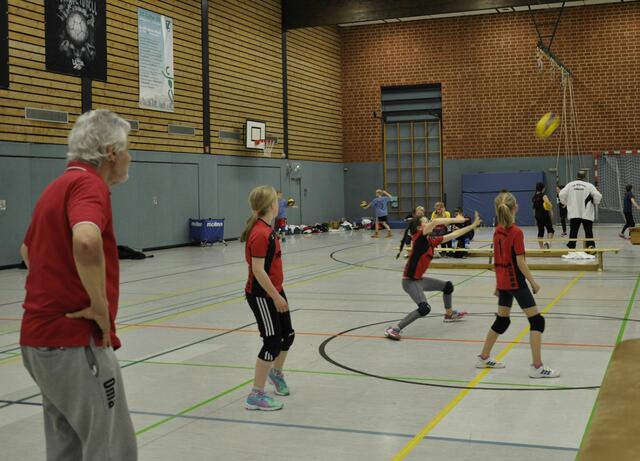 Die U12 des GFL war auch am Start - Coach Wolf Werner Lutze beäugt sein Team.