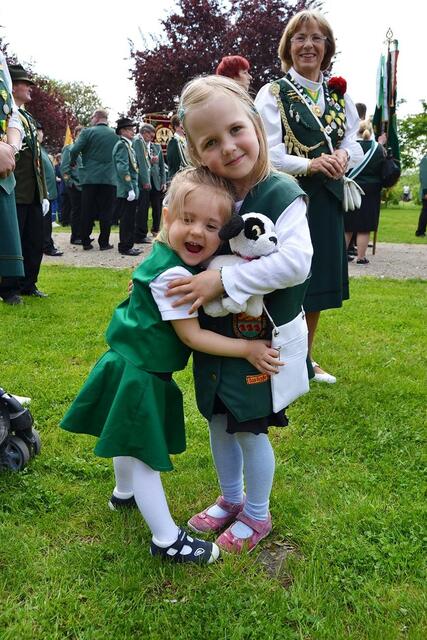 Jüngsten Teilnehmerinnen in Uniform (SV Anderten) - ganz großartig mitmarschiert