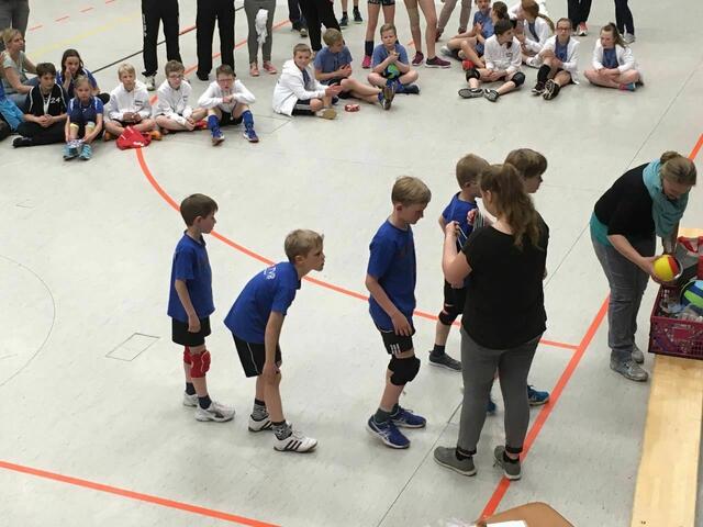 TV Baven schreitet zur Siegerehrung -