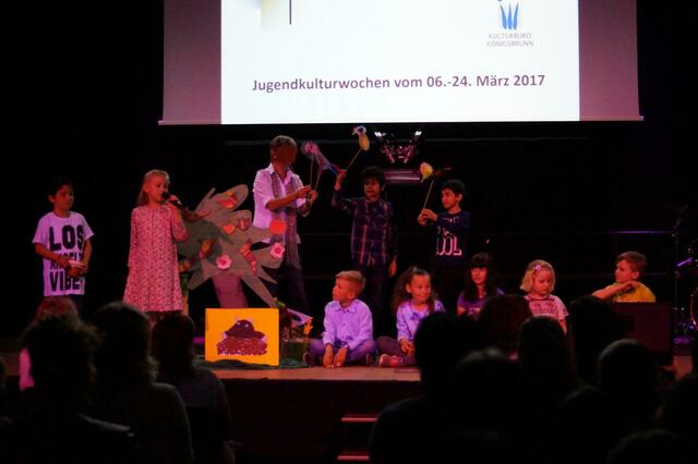 Die Grundschule West und die Brunnenschule bastelten Instrumente und präsentiereten eine einstudierte Szene aus "Apfelbaum"