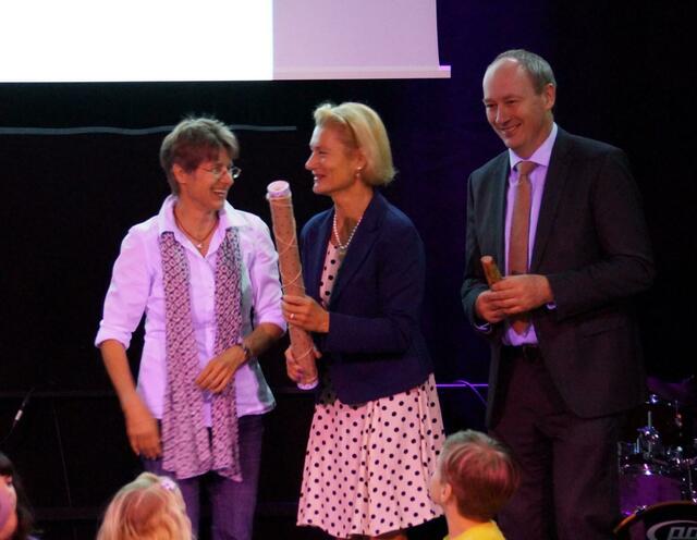 Nach dem Auftritt überreichten die Schüler/innen Instrumente an Bürgermeister Franz Feigl und Kulturbüroleiterin Urusla Off-Melcher