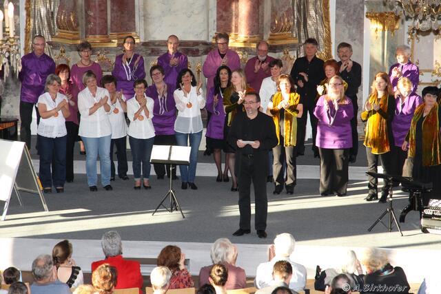 Beginn mit den bisherigen Outfits die der Chorleiter Hans-Ulrich Höfle vorstellte