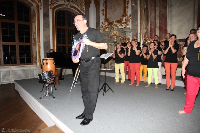 Der Chor hat zusammengelegt und für die 20 Jahre Chorleitung von Hans-Ulrich Höfle ein Fotobuch über diese Zeit geschenkt.