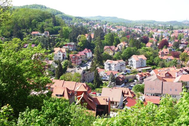 Von dort hat man einen herrlichen Blick auf die Dächer des schönen Ortes und die umgebenden Harzberge.