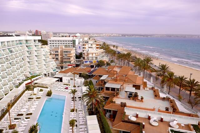 In etwa so zeigen sich alle Iberostar Hotels auf Mallorca von oben - mit Pool am Sandstrand und Blick auf die jeweilige Bucht