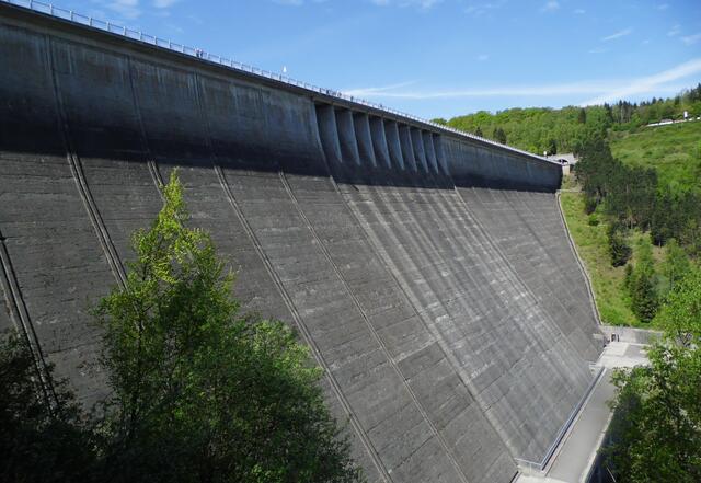 Das Ziel ist erreicht. Die gewaltige Sperrmauer der Rappbodetalsperre. 106 Meter ist sie hoch. Die Menschen oben am Geländer wirken winzig klein.